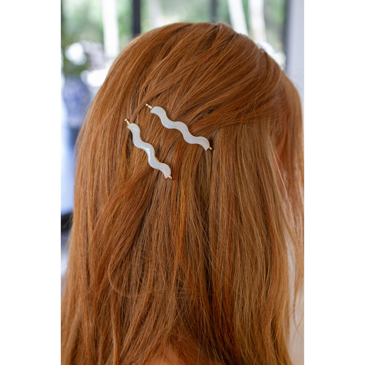 Sleek Waves Hair Clip in White Tortoise